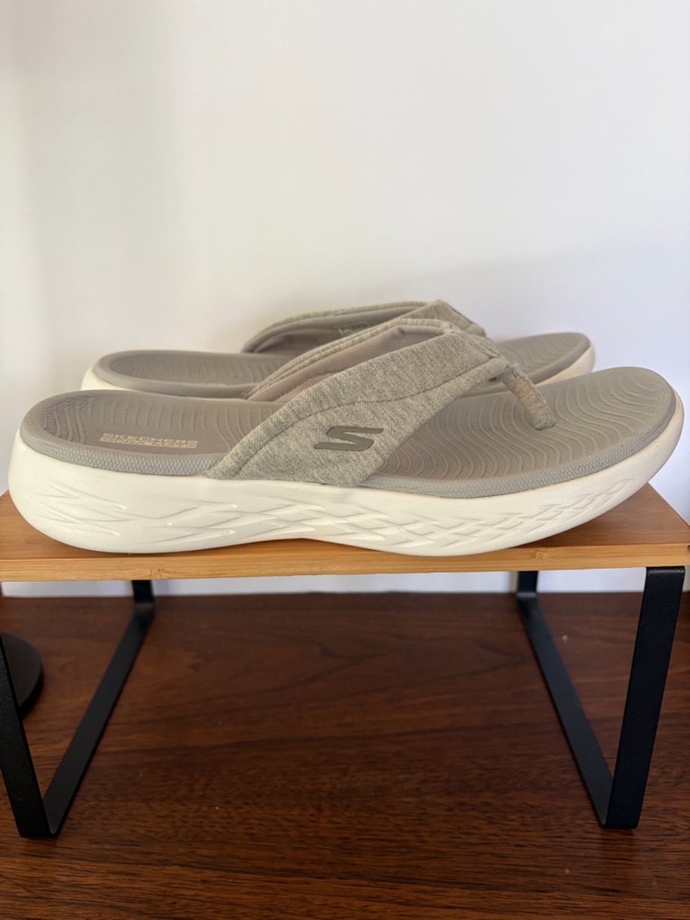 Skechers GoGa Mat Light Gray Cushioned Foam Thong Sandals. Women’s Size 9.